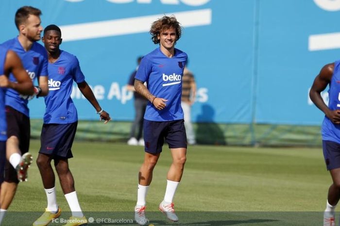 Penyerang anyar FC Barcelona, Antoine Griezmann, sedang latihan bersama teman-temannya pada 15 Juli 2019.