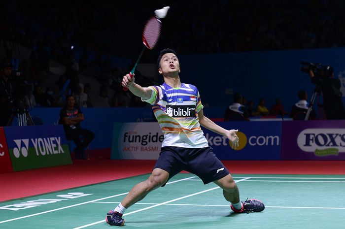 Anthony Sinisuka Ginting saat melawan LU Guang Zu (China) dalam kejuaraan bulutangkis Blibli Indonesia Open 2019 di Senayan, Jakarta, Selasa (16/7/2019).