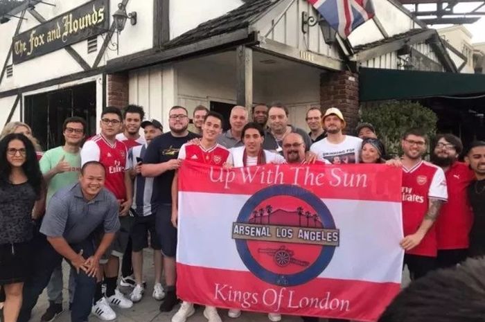 Bellerin Nonton Bareng dengan Komunitas Penggemar Arsenal bernama Up With The Sun di Los Angeles