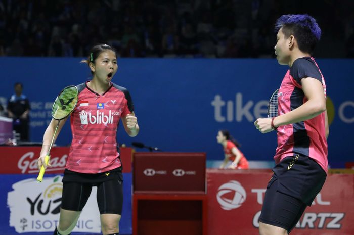 Pasangan ganda putri Indonesia, Greysia Polii/Apriyani Rahayu, bereaksi saat menjalani babak pertama Indonesia Open 2019 di Istora Senayan, Jakarta, Selasa (16/7/2019).