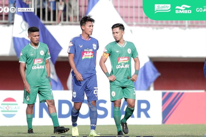 Kapten PSIS Semarang, Hari Nur di antara dua pemain PSS Sleman, Ricky Kambuaya dan Bagus Nirwanto (kanan) pada laga pekan kesembilan Liga 1 2019 di Stadion Maguwoharjo, Kabupaten Sleman, 17 Juli 2019.