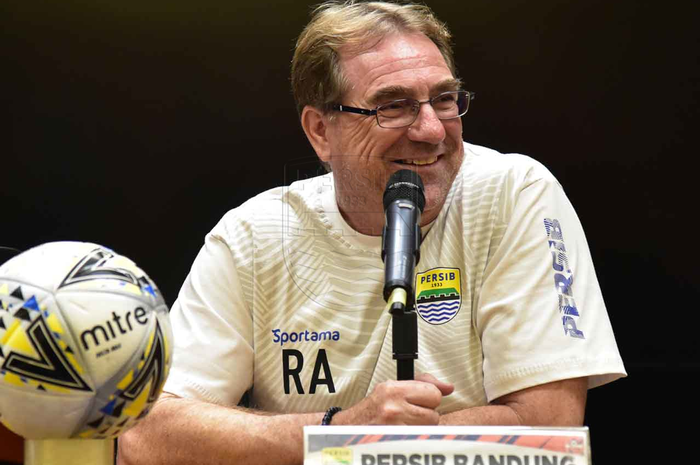 Pelatih Persib Bandung, Robert Rene Alberts.