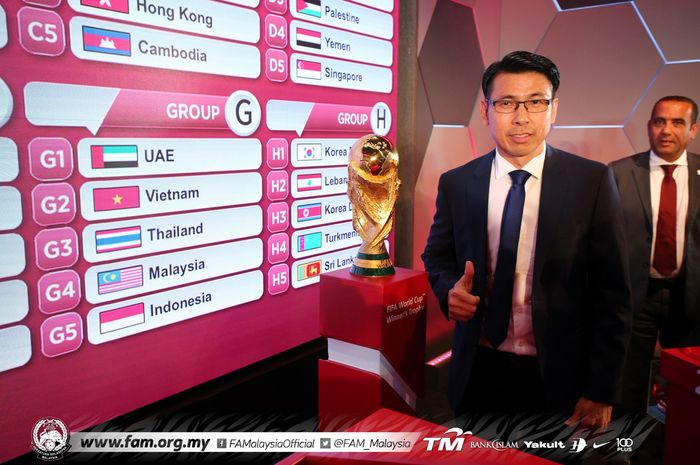 Pelatih timnas Malaysia, Tan Cheng Hoe, mengacungkan jari saat melihat bagan Grup G Kualifikasi Piala Dunia 2022 Zona Asia yang diisi Indonesia, Malaysia, Vietnam, Thailand, dan Uni Emirat Arab.