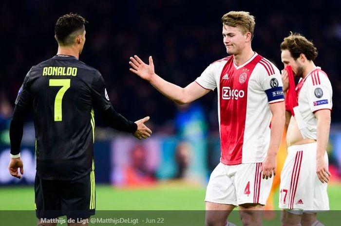 Megabintang Juventus, Cristiano Ronaldo bersalaman dengan bek Ajax Amsterdam, Matthijs de Ligt, pada babak perempat final Liga Champions musim 2018-2019.