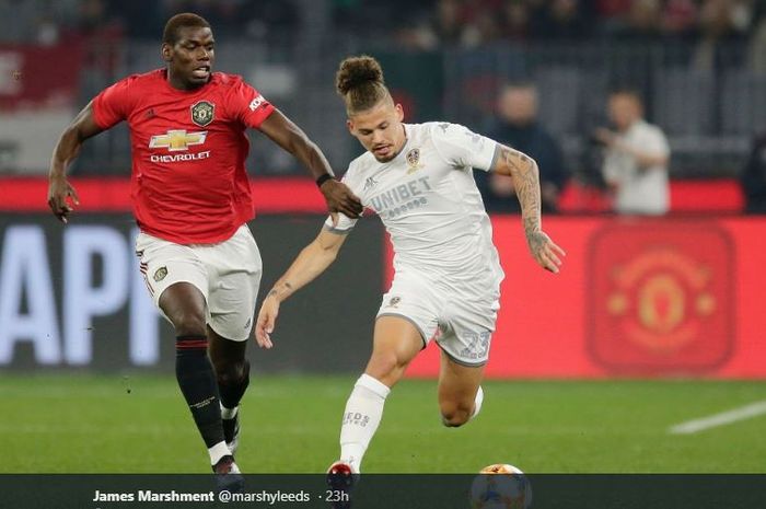 Gelandang Manchester United, Paul Pogba, bertarung dengan pemain Leeds United, Kalvin Phillips.