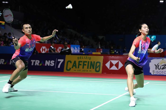 Pasangan ganda campuran Indonesia, Hafiz Faizal/Gloria Emanuelle Widjaja, saat menjalani pertandingan melawan Rinov Rivaldy/Pitha Haningtyas Mentari pada babak kesatu turnamen Indonesia Open 2019 di Istora Senayan, Jakarta.