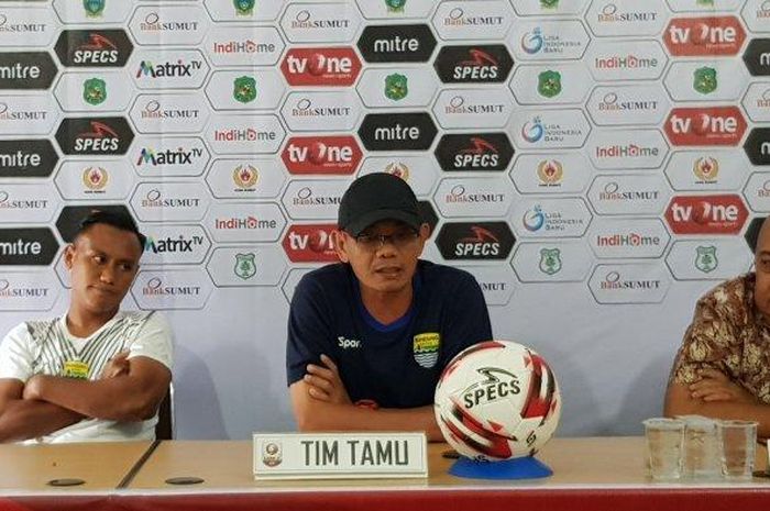 Pelatih Blitar United, Liestiadi (tengah) saat memberikan keterangan pers, di sekretariat PSMS, Kebun Bunga, Medan, Kamis (18/7/2019)