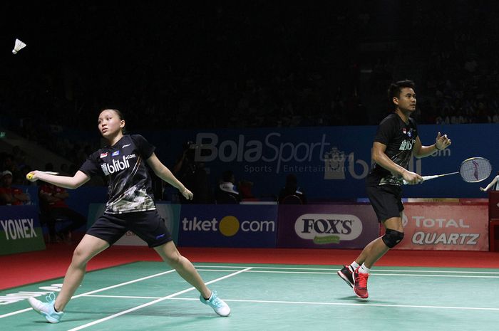 Pebulutangkis ganda campuran Indonesia Tontowi Ahmad/Winny Oktavina Kandow saat melawan pebulutangkis ganda campuran India Satwiksairaj Rankireddy/Ashwini Ponnapa dalam turnamen bulutangkis Indonesia Open 2019 di Senayan, Jakarta, Senin (16/7/2019) Tontowi Ahmad/Winny Oktavina Kandow berhasil maju k