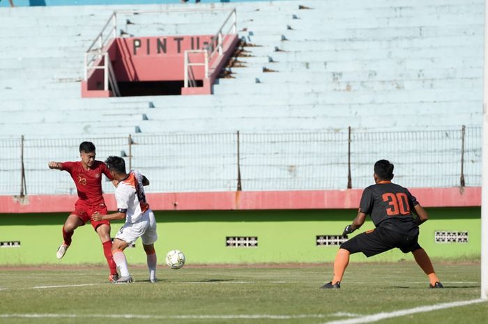 Pemain timnas U-19 Indonesia, Ahmad Imam Zakiri mencoba melewati bek Persibo, Agus Budi dan disaksikan kiper Joko Muharman dalam uji coba di Stadion Gelora Delta, Sidoarjo, 18 Juli 2019.