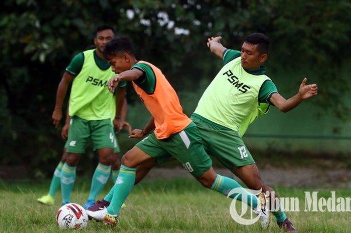 Pemain PSMS Medan mengikuti latihan rutin di Stadion Mini Kebun Bunga, Medan, Selasa (16/7/2019). Jelang melawan Blitar United (Persib B), skuat PSMS Medan terus membenahi lini belakang karena absennya Mamadou Alhadji akibat akumulasi kartu.