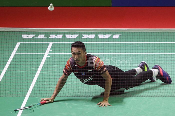 Pebulutangkis tunggal putra Indonesia Jonatan Christie saat melawan pebulutangkis ganda putra asal Denmark, Hans-Kristian Solberg Vittinghus dalam turnamen bulutangkis Indonesia Open 2019 di Senayan, Jakarta, Kamis (18/7/2019) Jonatan Christie berhasil maju kebabak selanjutnya setelah menang 22-20 2