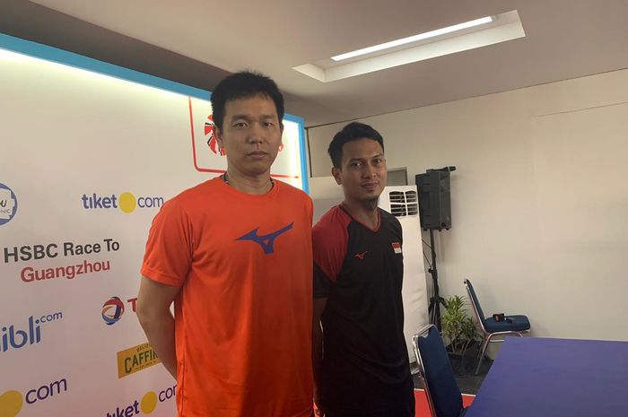 Pasangan ganda putra Indonesia, Hendra Setiawan dan Mohammad Ahsan, pada konferensi pers usai laga babak kedua Indonesia Open 2019 di Istora Senayan, Jakarta, Kamis (18/7/2019).