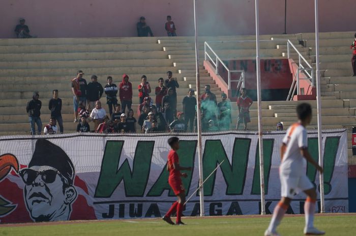 Sejumlah penonton menyaksikan laga timnas U-19 Indonesia kontra klub Liga 3, Persibo Bojonegoro pada uji coba di Stadion Gelora Delta, Sidoarjo, 18 Juli 2019.