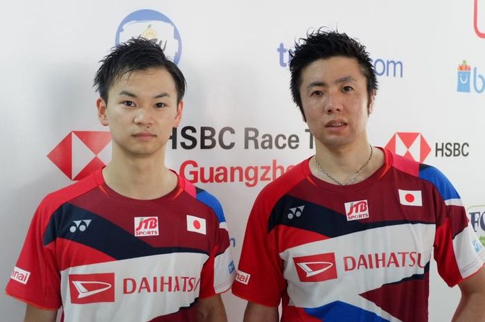 Pasangan ganda putra Jepang, Hiroyuki Endo/Yuta Watanabe, berpose setelah menjalani  laga perempat final Indonesia Open 2019 melawan Mohammad Ahsan/Hendra Setiawan di Istora Senayan, Jakarta, Jumat (19/7/2019).