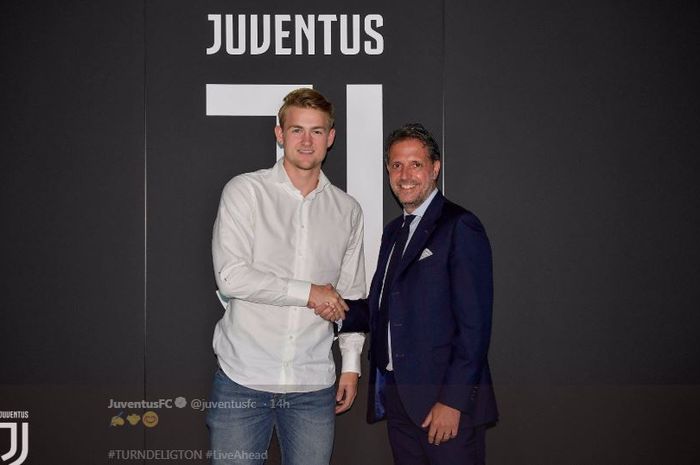 Matthijs de Ligt (kiri) saat diresmikan sebagai pemain baru Juventus.