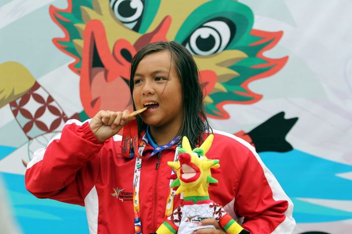 Atlet Renang, Adelia saat meraih medali emas pada ajang Asean, School Games 2019, Jumat (19/7/2019)