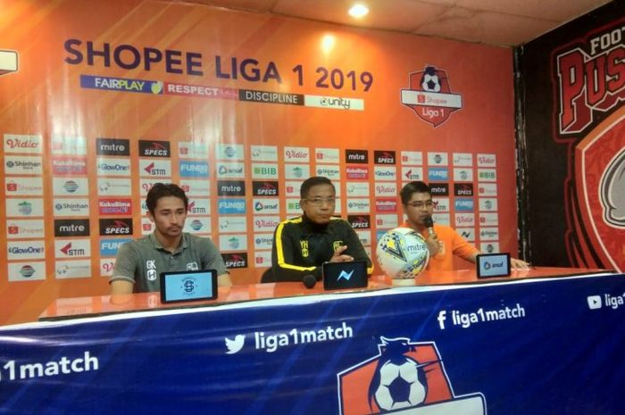 Pelatih Barito Putera, Yunan Helmi, memberikan keterangan setelah pertandingan melawan Borneo FC pada pekan kesembilan Liga 1 2019.