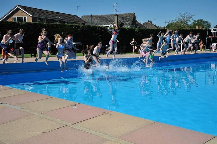 Tak Hanya Urin Dalam Kolam Renang Juga Terdapat Tinja 'Crypto', Penting Perhatikan Hal ini Saat Berenang! (ilustrasi Kolam renang)