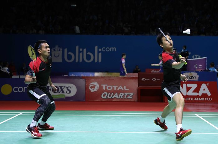 Aksi pasangan ganda putra Indonesia, Mohammad Ahsan/Hendra Setiawan, pada babak perempat final Indonesia Open 2019 di Lapangan 1 Istora Senayan, Jakarta, Jumat (19/7/2019).