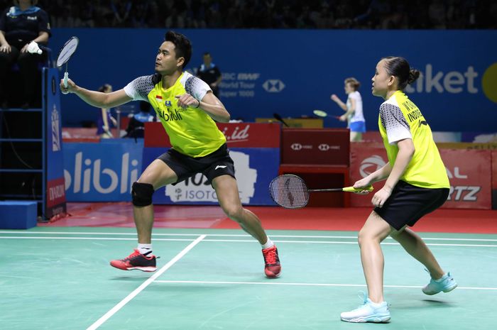 Pasangan ganda campuran Indonesia, Tontowi Ahmad/Winny Oktavina Kandow, bermain pada babak perempat final Indonesia Open 2019 di Lapangan 1 Istora Senayan, Jakarta, Jumat (19/7/2019).