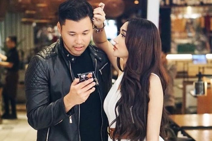 Rivelino Wardhana melaporkan Lucinta Luna ke polisi, lantaran kesal fotonya dibuang dan diinjak-injak dalam sebuah acara.