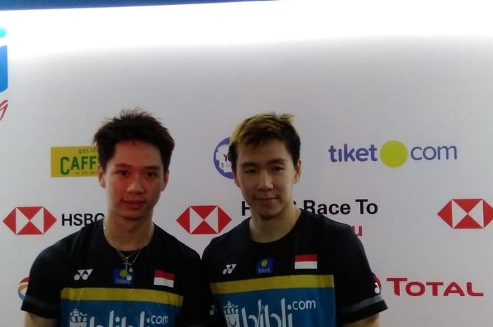 Pasangan ganda putra Indonesia, Marcus Fernaldi Gideon/Kevin Sanjaya Sukamuljo, berpose setelah menjalani laga perempat final Indonesia Open 2029 di Istora Senayan, Jakarta, Jumat (19/7/2019).