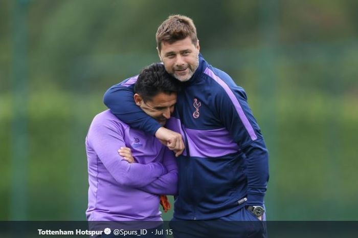 Manajer Tottenham Hotspur, Mauricio Pochettino memeluk asistennya, Jesus Perez.