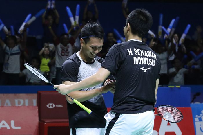 Pasangan ganda putra Indonesia, Mohammad Ahsan/Hendra Setiawan, melakukan selebrasi seusai memastikan diri maju ke final Indonesia Open 2019 di Istora Senayan, Jakarta.