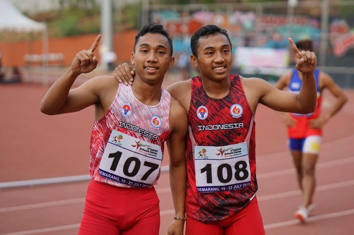 Adith Rico Pradana (kanan) dan Adith Richi Pradana (kiri) berpose setelah meraih medali pada ASG 2019, Sabtu (20/7/2019)