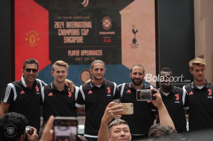 Pemain Juventus: Gianluigi Buffon, Matthijs de Ligt, Adrien Rabiot, Gonzalo Higuain, Blaise Matuidi, dan Daniele Rugani saat meet and greet International Champions Cup 2019 di  Resorts World Sentosa, Singapura, Sabtu (20/7/2019).