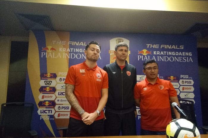 Pemain dan pelatih PSM Makassar, Marc Klok serta Darije Kalezic pada jumpa pers di ruang media Stadion Utama Gelora Bung Karno (SUGBK), Sabtu (20/7/2019).