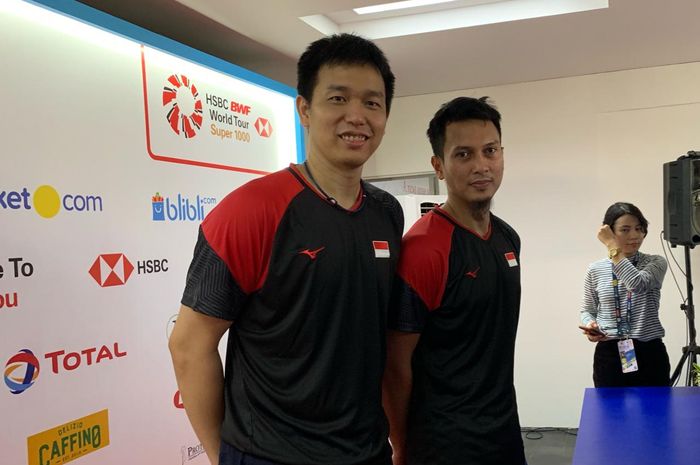 Pasangan ganda putra Indonesia, Hendra Setiawan dan Mohammad Ahsan, seusai semifinal Indonesia Open 2019 di Istora Senayan, Jakarta, Sabtu (20/7/2019).
