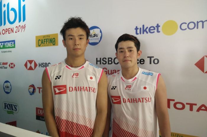 Pasangan ganda putra Jepang, Takuro Hoki/Yugo Kobayashi, berpose setelah laga semifinal Indonesia Open 2019 di Istora Senayan, Jakarta, Sabtu (20/7/2019).