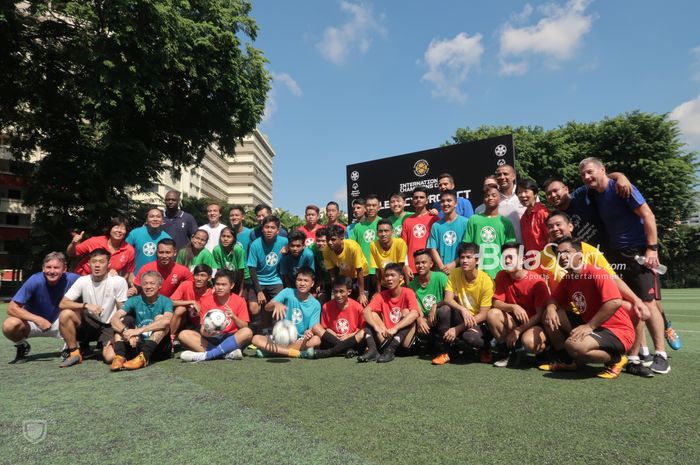 Para peserta coaching clinic acara Singapore Legacy Project yang diselenggarakan oleh International Champions Cup 2019 di Bendemeer Secondary School, Sabtu (20/7/2019).
