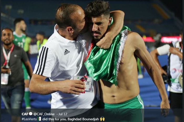 Baghdad Bounedjah (kanan) pahlawan kemenangan timnas Aljazair atas Senegal dalam final Piala Afrika 2019.