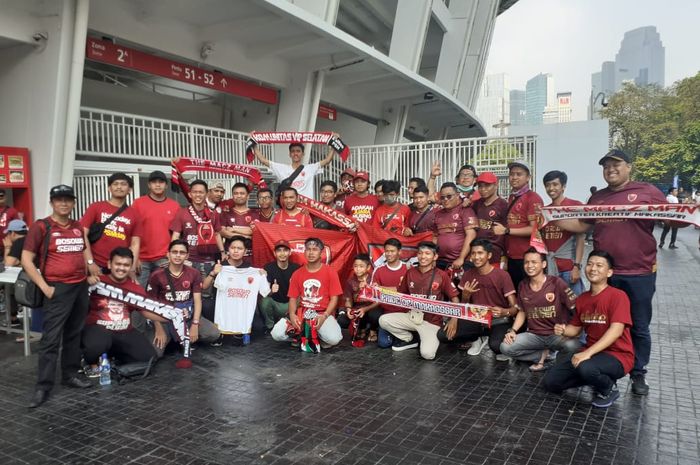 Para pendukung PSM Makassar yang siap mendukung skuad Juku Eja saat bersua Persija pada leg pertama final Piala Indonesia 2018 di SUGBK, Jakarta, 21 Juli 2019.