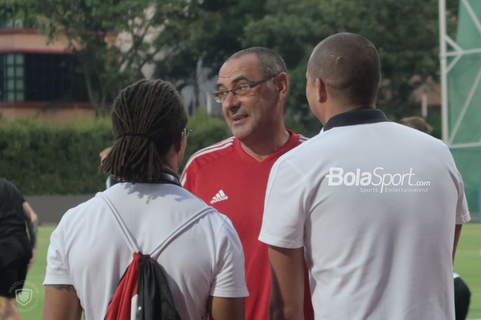 Pelatih Juventus, Maurizio Sarri, menyapa dua legenda Edgar Davids dan David Trezeguet sesi latihan jelang laga International Champions Cup 2019 di Bishan Stadium, Singapura, Sabtu (20/7/2019).