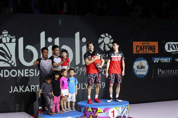 Pebulu tangkis Indonesia, Mohammad Ahsan/Hendra Setiawan berpose bersama Marcus Fernaldi Gideon/Kevin Sanjaya Sukamuljo seusai final nomor ganda putra Indonesia Open 2019 di Istora, Jakarta, Minggu (21/7/2019).