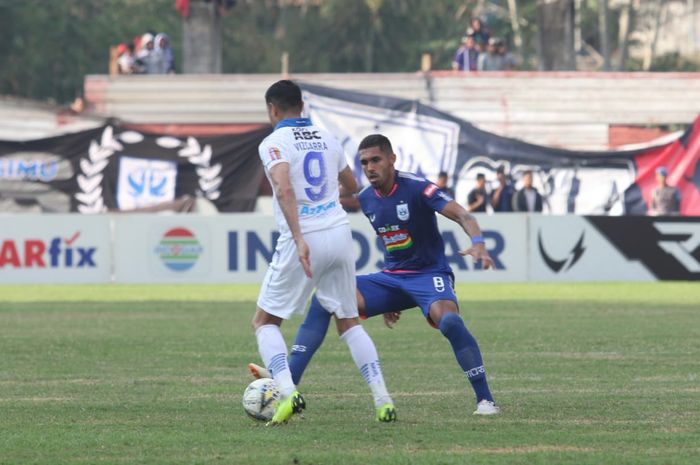Gelandang Persib, Esteban Vizcarra (9), berduel dengan gelandang PSIS Semarang, Patrick Mota (8), pad a laga pekan kesepuluh Liga 1 2019 di Stadion Moch Soebroto, Minggu (21/7/2019).