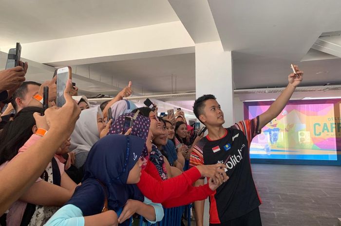 Pebulu tangkis tunggal putra Indonesia, Anthony Sinisuka Ginting, melakukan swafoto bersama para penggemarnya pada Indonesia Open 2019 lalu di Istora Senayan, Jakarta.
