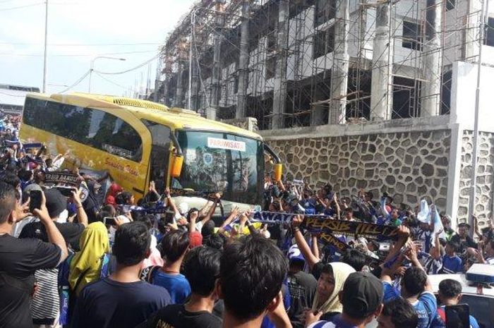 Ratusan fans fanatik Persib Bandung, baik Viking maupun Bobotoh menyambut kedatangan rombongan Persib Bandung jelang duel menghadapi tuan rumah PSIS Semarang dalam lanjutan kompetisi Liga 1 2019 pekan kesepuluh di Stadion Moch Soebroto, Magelang, Minggu (21/7/2019).