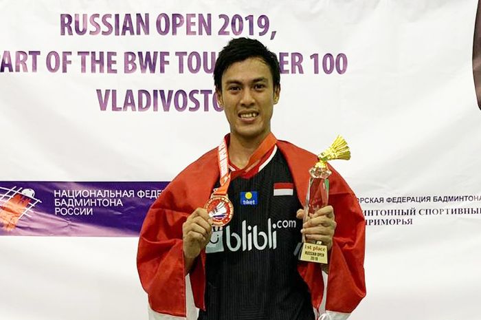 Pebulu tangkis tunggal putra Indonesia, Shesar Hiren Rhustavito, berpose di podium juara pada Russian Open 2019, di Sport Hall Olympik, Vladivostok, Rusia, Minggu (21/7/2019).