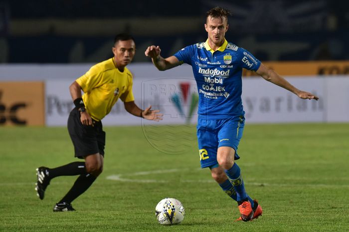 Aksi Gelandang Persib Bandung, Rene Mihelic, saat membela timnya melawan PSIS Semarang pada pekan kesepuluh Liga 1 2019.