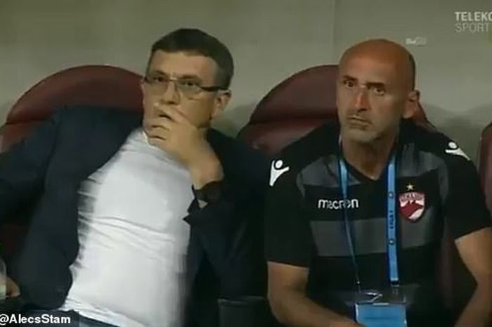 Manajer Dinamo Bucharest, Eugen Neagoe (kiri), mengalami serangan jantung pada Minggu (21/7/2019).