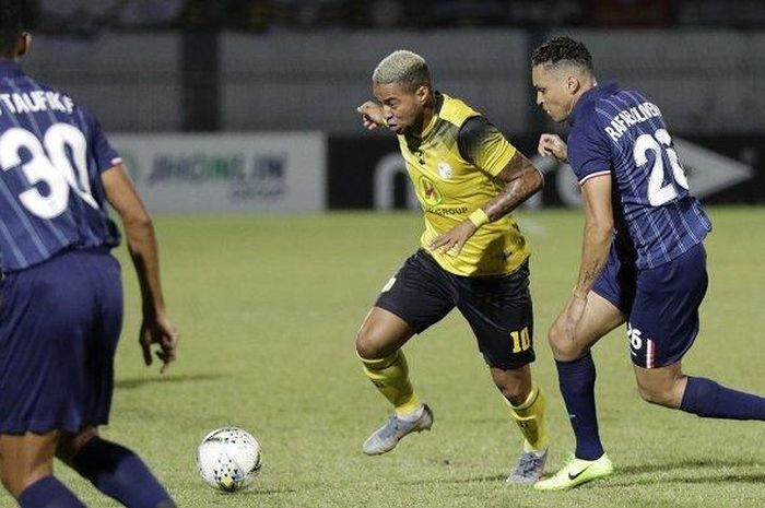 Pemain Barito Putera, Rafael Silva (tengah) vs PSS Sleman Liga 1 2019 di Stadion Demang Lehman, Senin (22/7/2019).