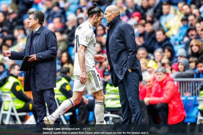 Situasi saat Gareth Bale dan Zinedine Zidane berpapasan ketika sang pemain diganti pada sebuag pertandingan di Liga Spanyol musim 2018-2019. 