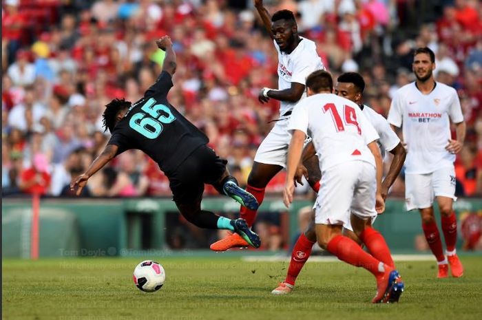 Yasser Larouci terjatuh dilanggar Joris Gnagnon dalam duel Liverpool vs Sevilla di Boston, 21 Juli 2019.