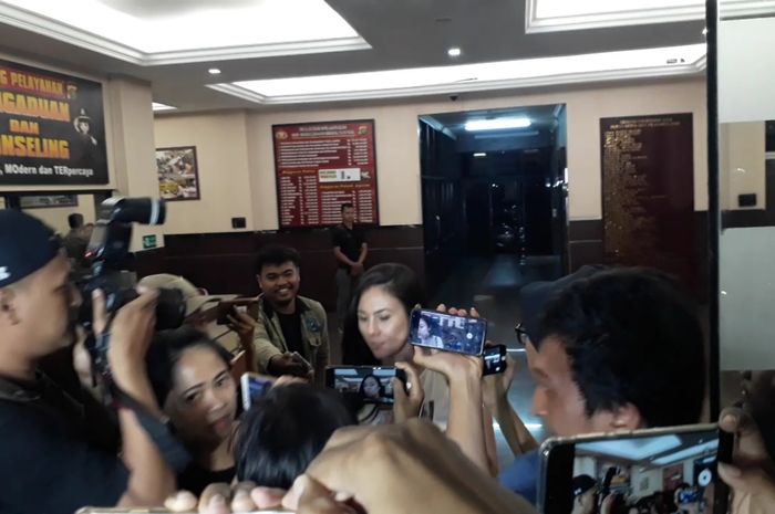 Wulan Guritno datangi Polres Jakarta Selatan untuk menjenguk Jefri Nichol, Rabu (22/7/2019)
