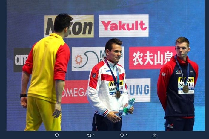 Perenang China, Sun Yang (kiri) 'mengamuk' di podium usai diacuhkan perenang asal Inggris, Scott Duncan.