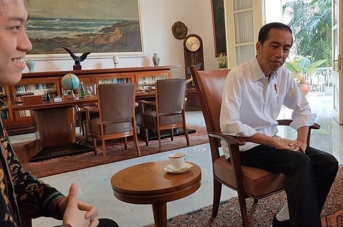 Rich Brian ketika memperdengarkan single terbarunya ke Presiden Jokowi